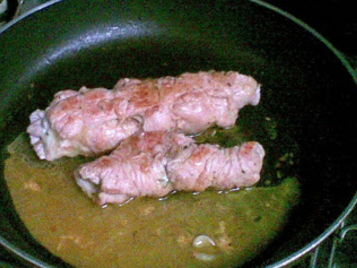 Rolata di tacchino alla mozzarella e prosciutto.