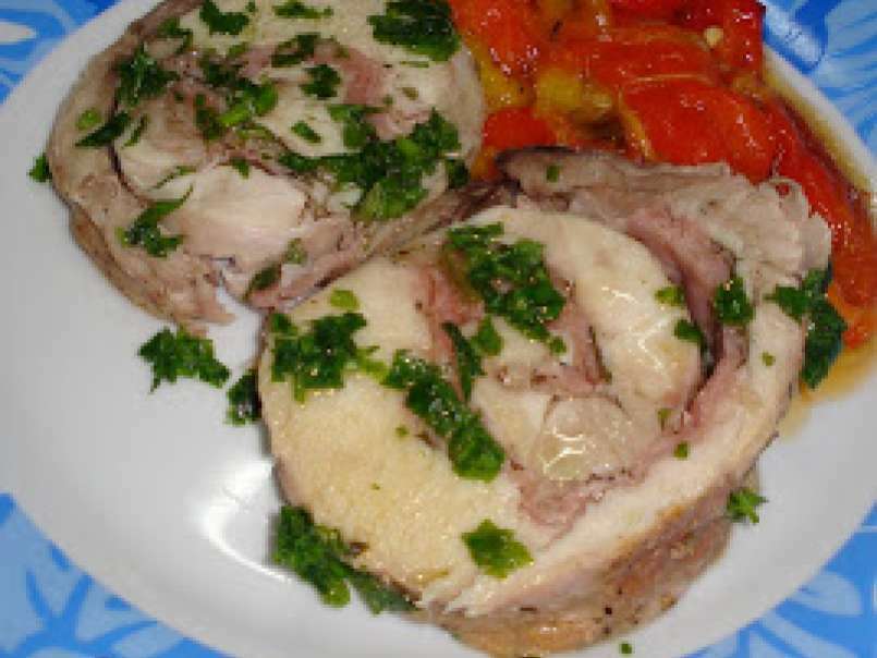 Rollè di coniglio arrosto con salsa al prezzemolo e contorno di peperoni, foto 1
