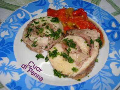 Rollè di coniglio arrosto con salsa al prezzemolo e contorno di peperoni, foto 2