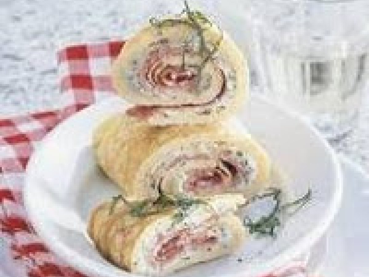 Rollè di frittata con salame e mascarpone
