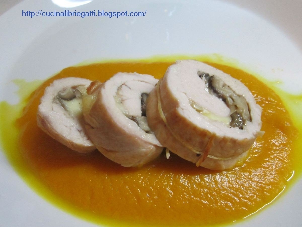 Rollè di tacchino ripieno di funghi e provola con salsa di zucca