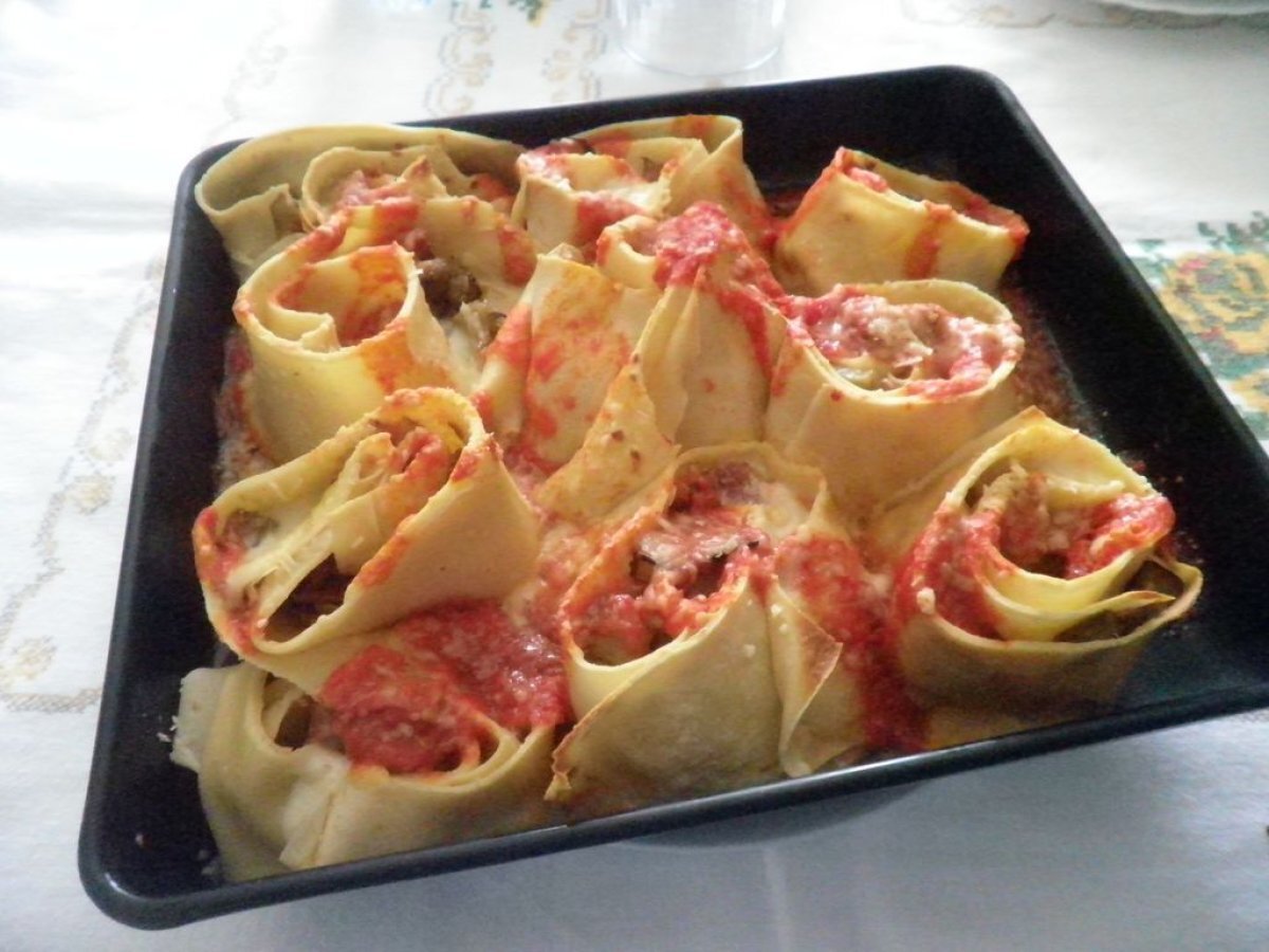 Rose di crespelle con melanzane mozzarella e salame - foto 6