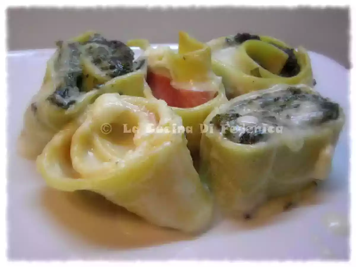 Rose di pasta fresca al prosciutto e spinaci