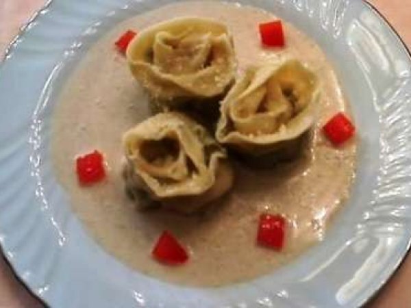 ROSE DI PASTA FRESCA RIPIENA CON SALSA DI NOCI, foto 2