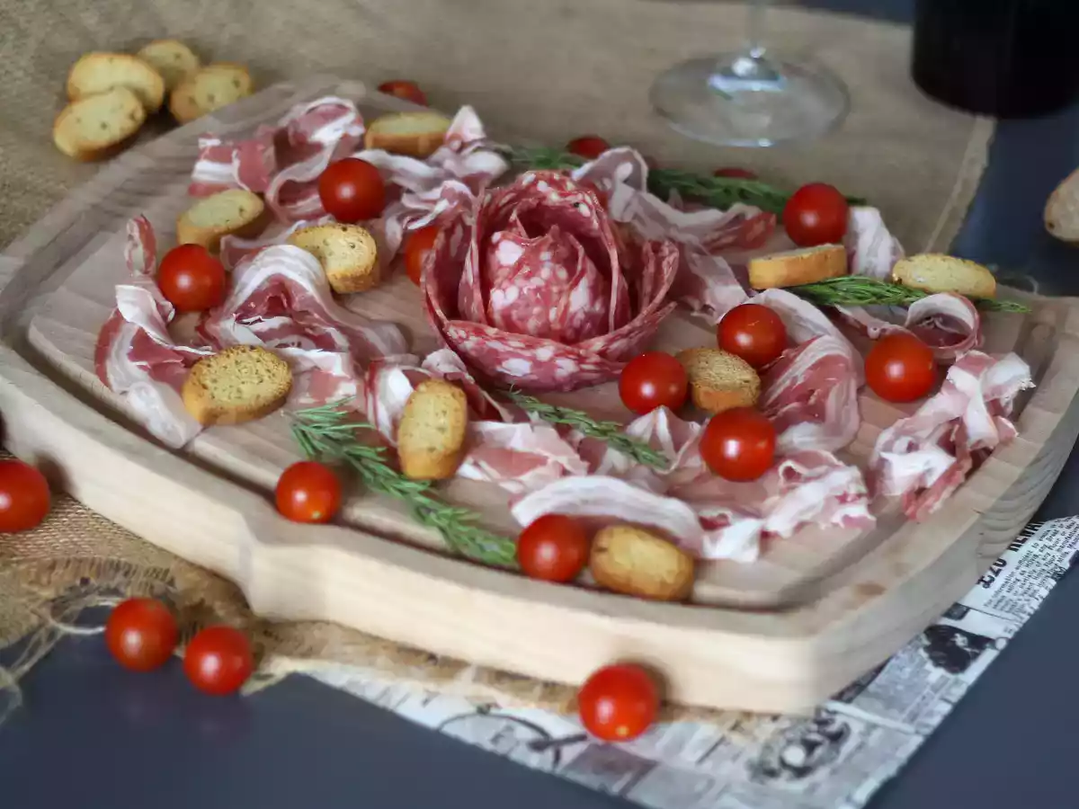 Rose di salame, il tagliere aperitivo che farà impazzire tutti