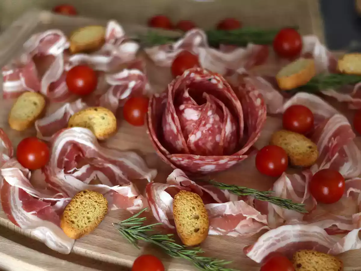 Rose di salame, il tagliere aperitivo che farà impazzire tutti - foto 2