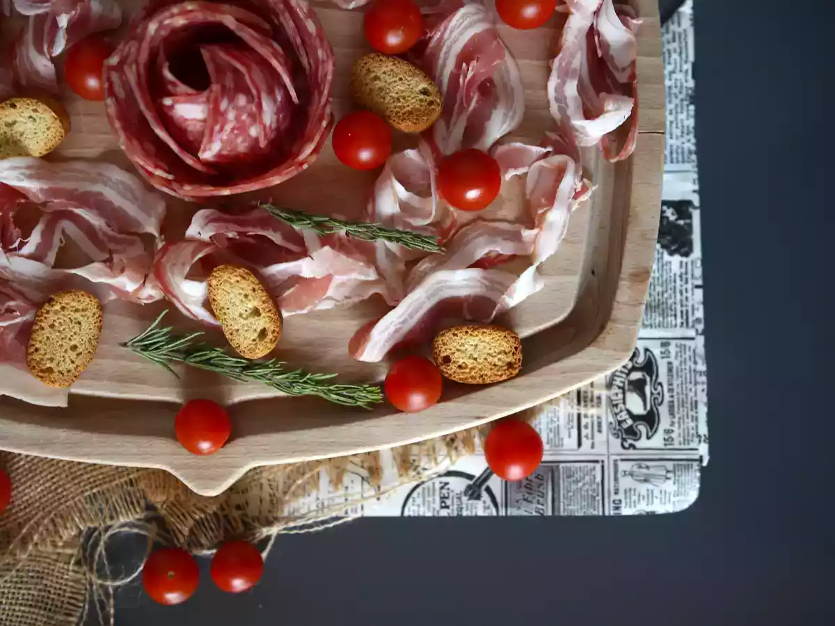 Rose di salame, il tagliere aperitivo che farà impazzire tutti - foto 3