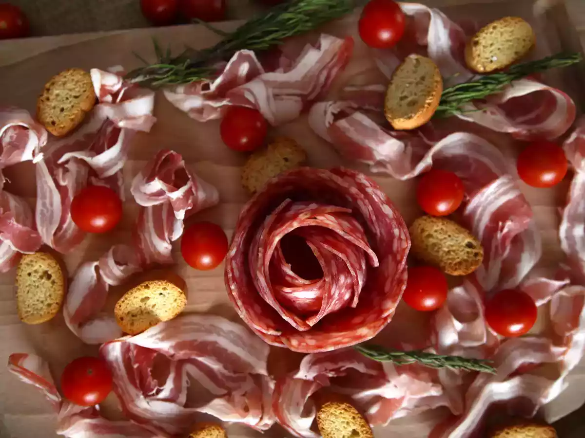 Rose di salame, il tagliere aperitivo che farà impazzire tutti - foto 4