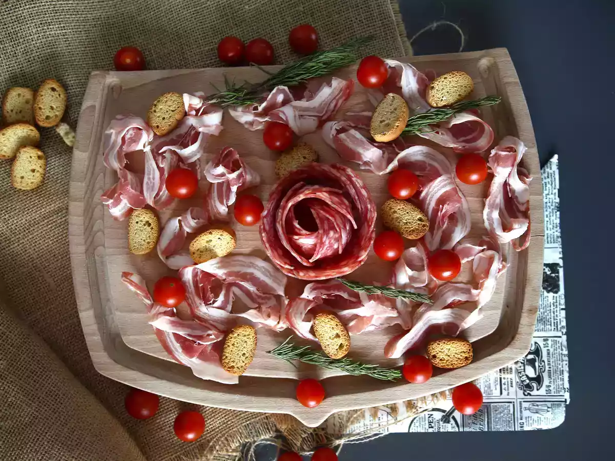Rose di salame, il tagliere aperitivo che farà impazzire tutti - foto 5