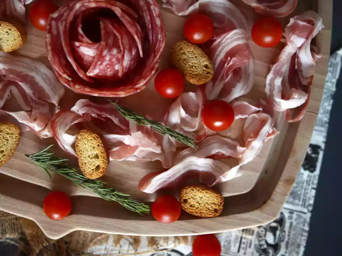 Rose di salame, il tagliere aperitivo che farà impazzire tutti - foto 6