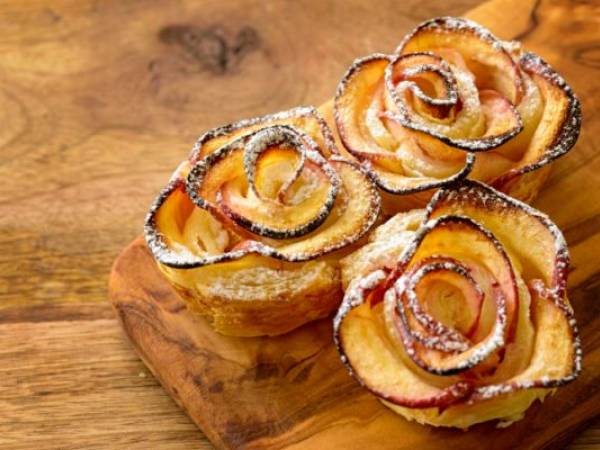 Rose di sfoglia alle mele e crema pasticcera