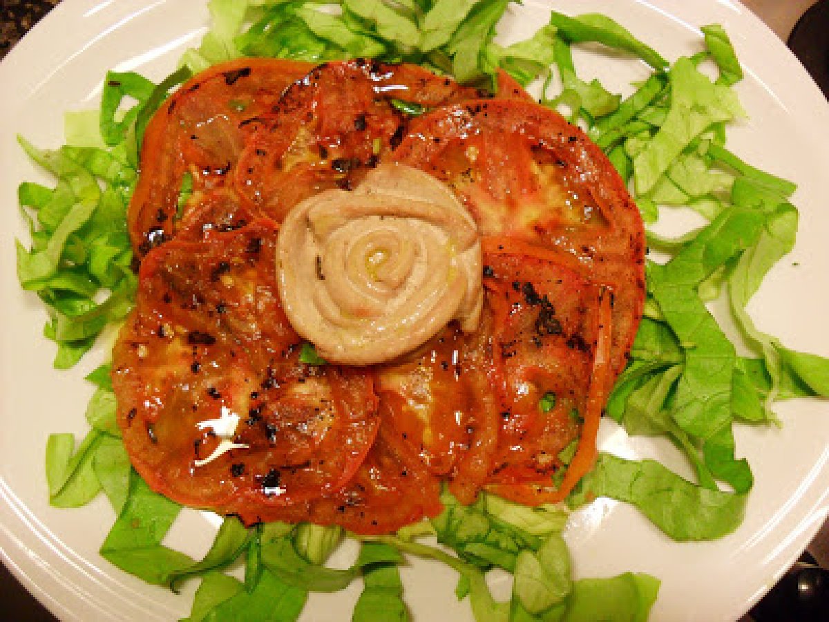 Rose di Tonno e Salmone con pomodori alla piastra.