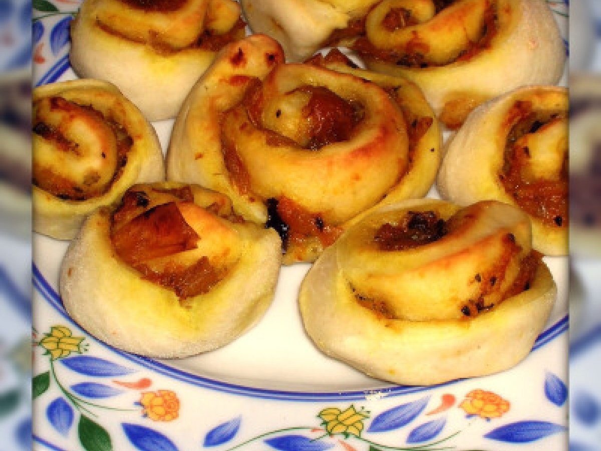 Roselline di pane ai peperoni, capperi e olive