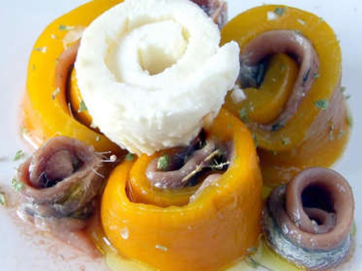 Roselline di peperoni gialli con acciughe e mozzarella