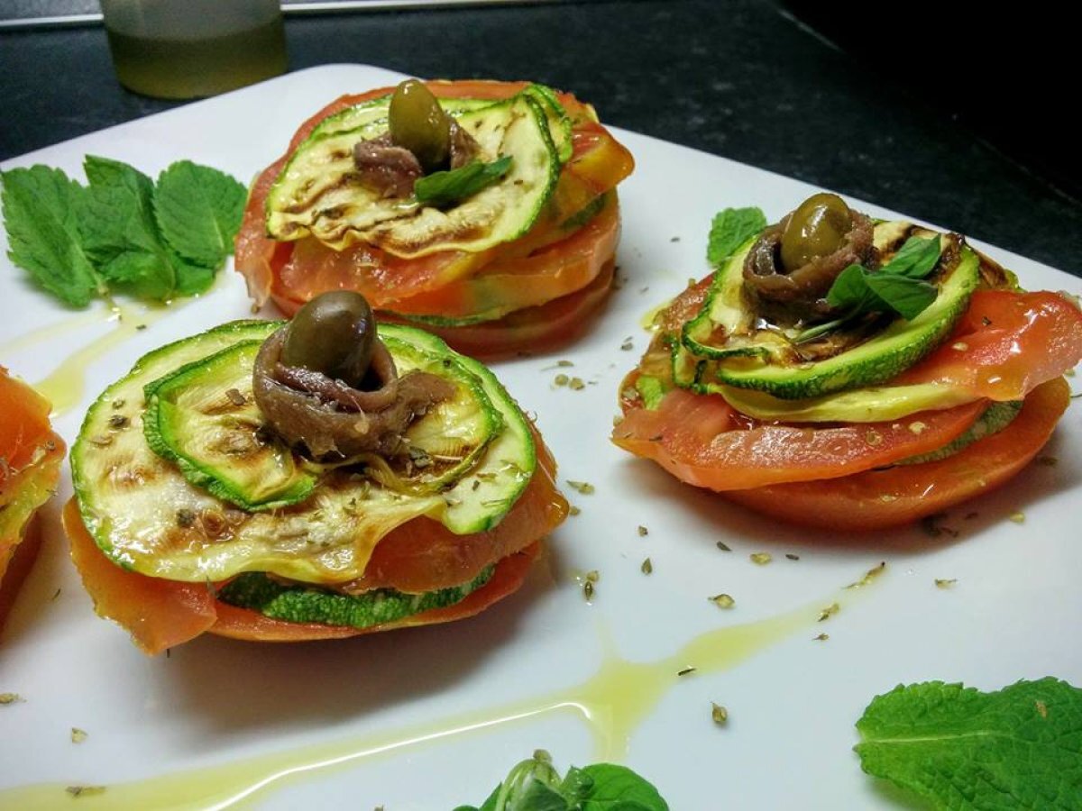 ROSELLINE DI POMODORI E ZUCCHINE GRIGLIATE CON ACCIUGHE E OLIVE