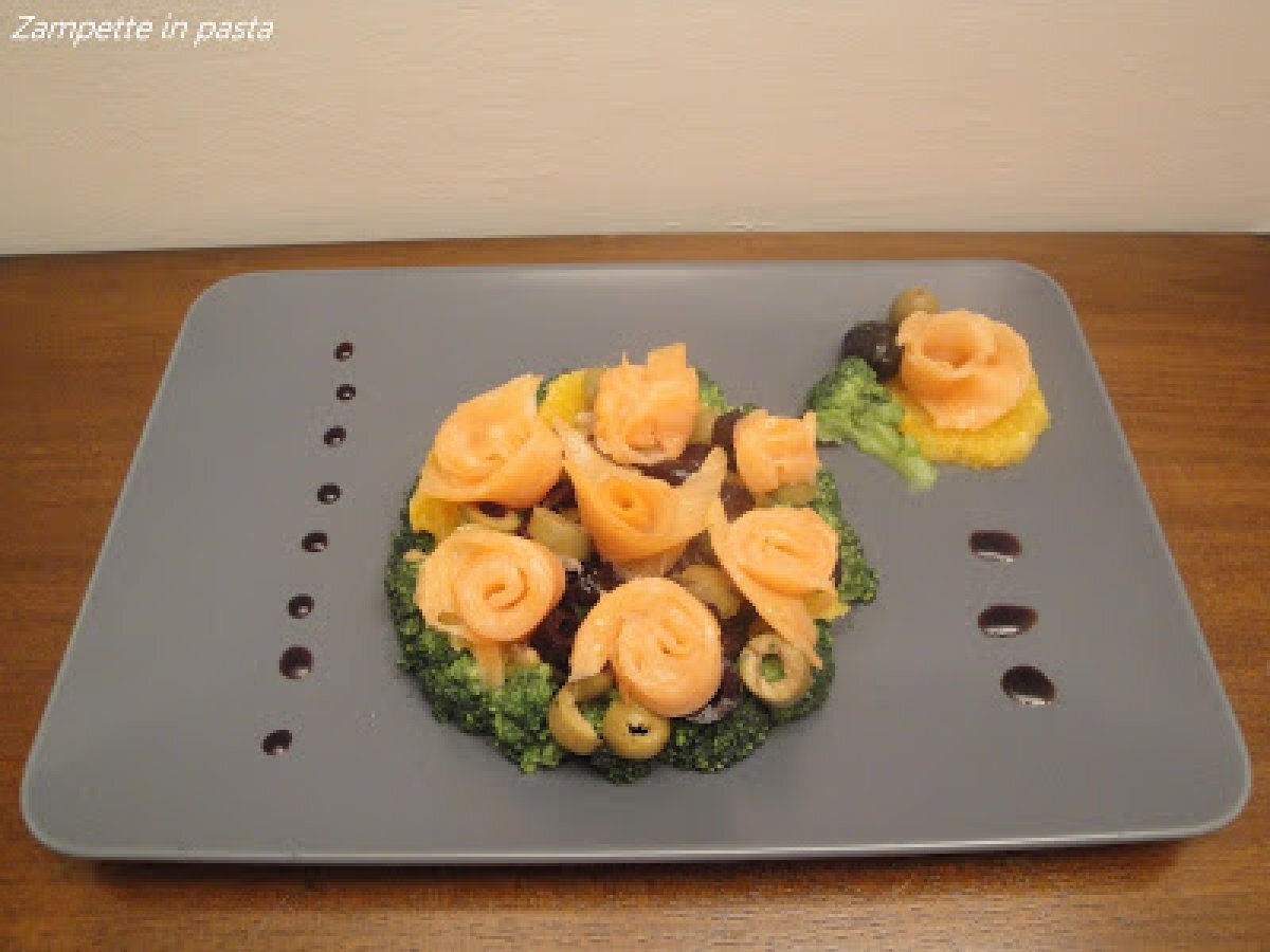 ROSELLINE DI SALMONE SU LETTO DI MISTO STUZZICANTE, foto 1