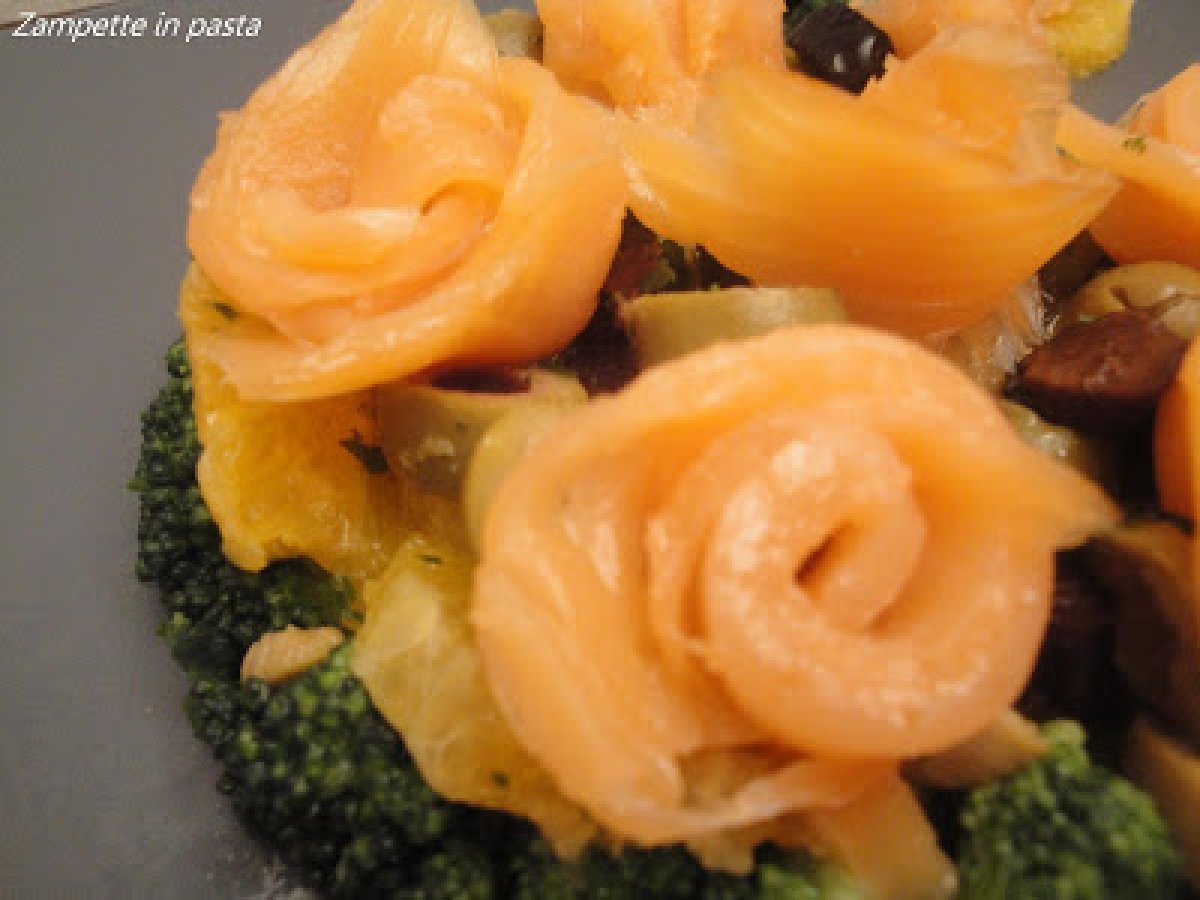 ROSELLINE DI SALMONE SU LETTO DI MISTO STUZZICANTE, foto 3