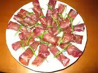 Rotolini di bresaola e philadelphia al profumo di erba cipollina