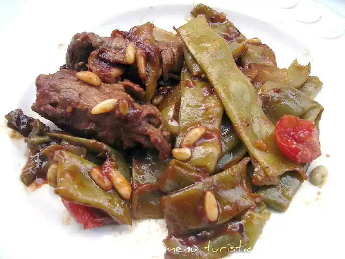 Rotolini di carne con fagiolane (taccole) e pinoli