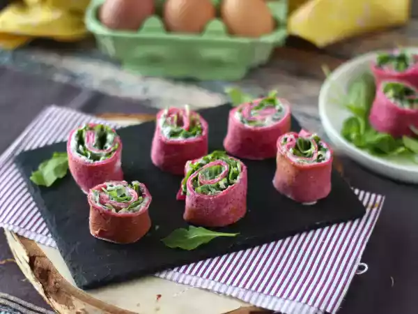 Ricetta Rotolini di crepes alla barbabietola con ricotta e rucola