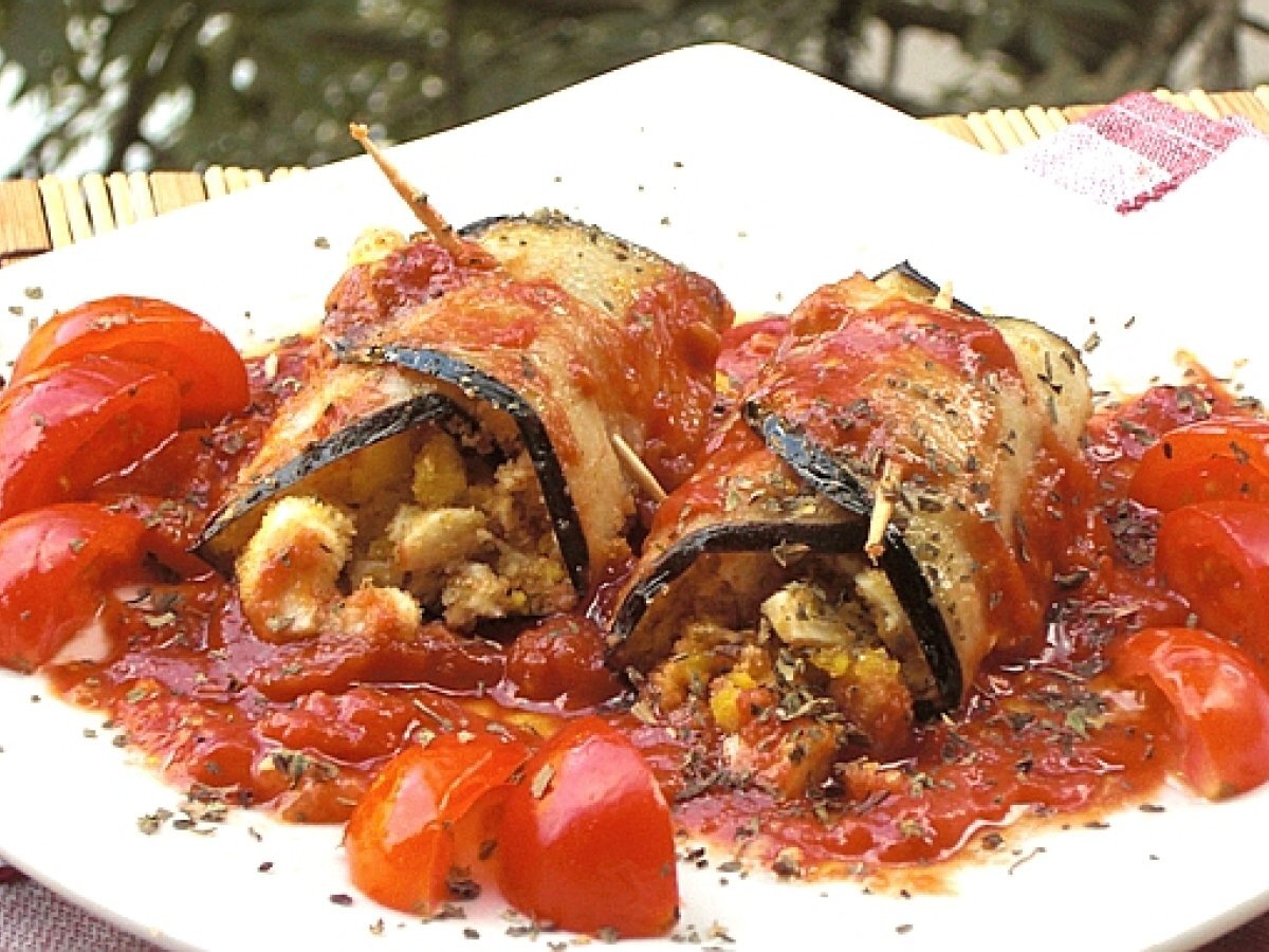 Rotolini di melanzane con uova sode e caciocavallo