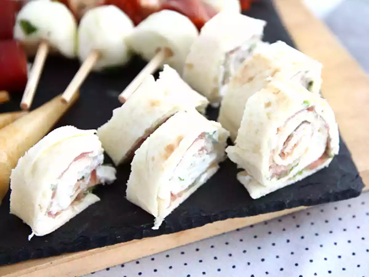 Rotolini di piadina con prosciutto crudo e rucola - foto 2