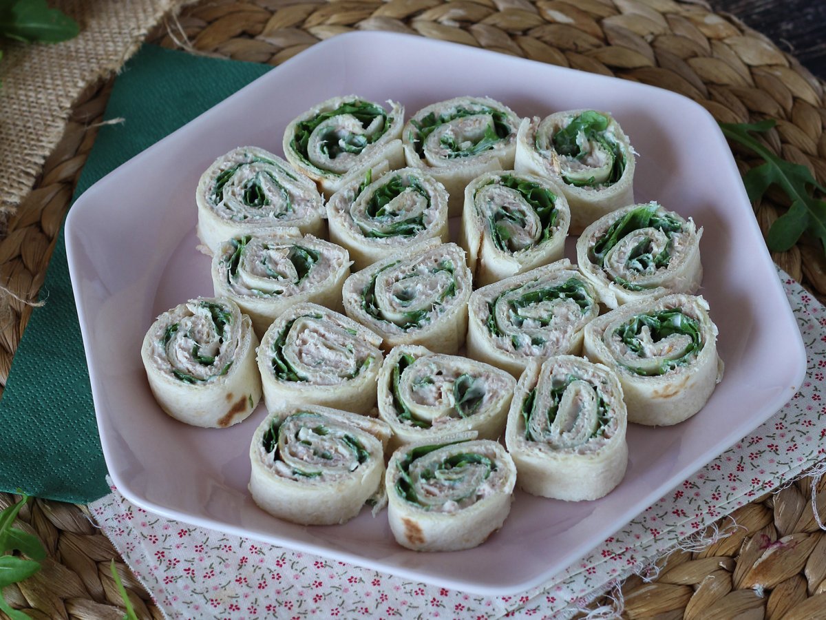 Rotolini di piadina con tonno, philadelphia e rucola - foto 2