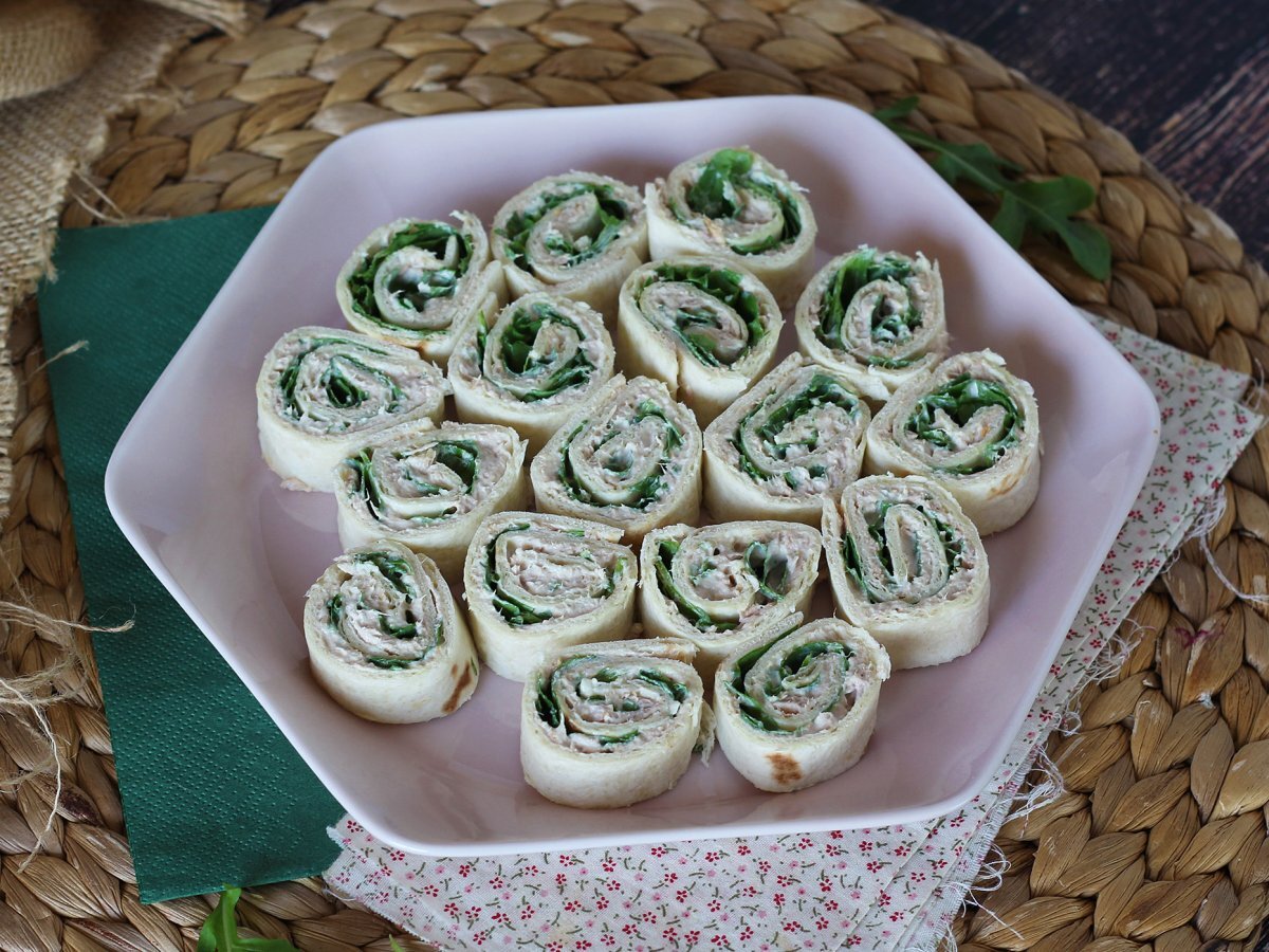 Rotolini di piadina con tonno, philadelphia e rucola - foto 3