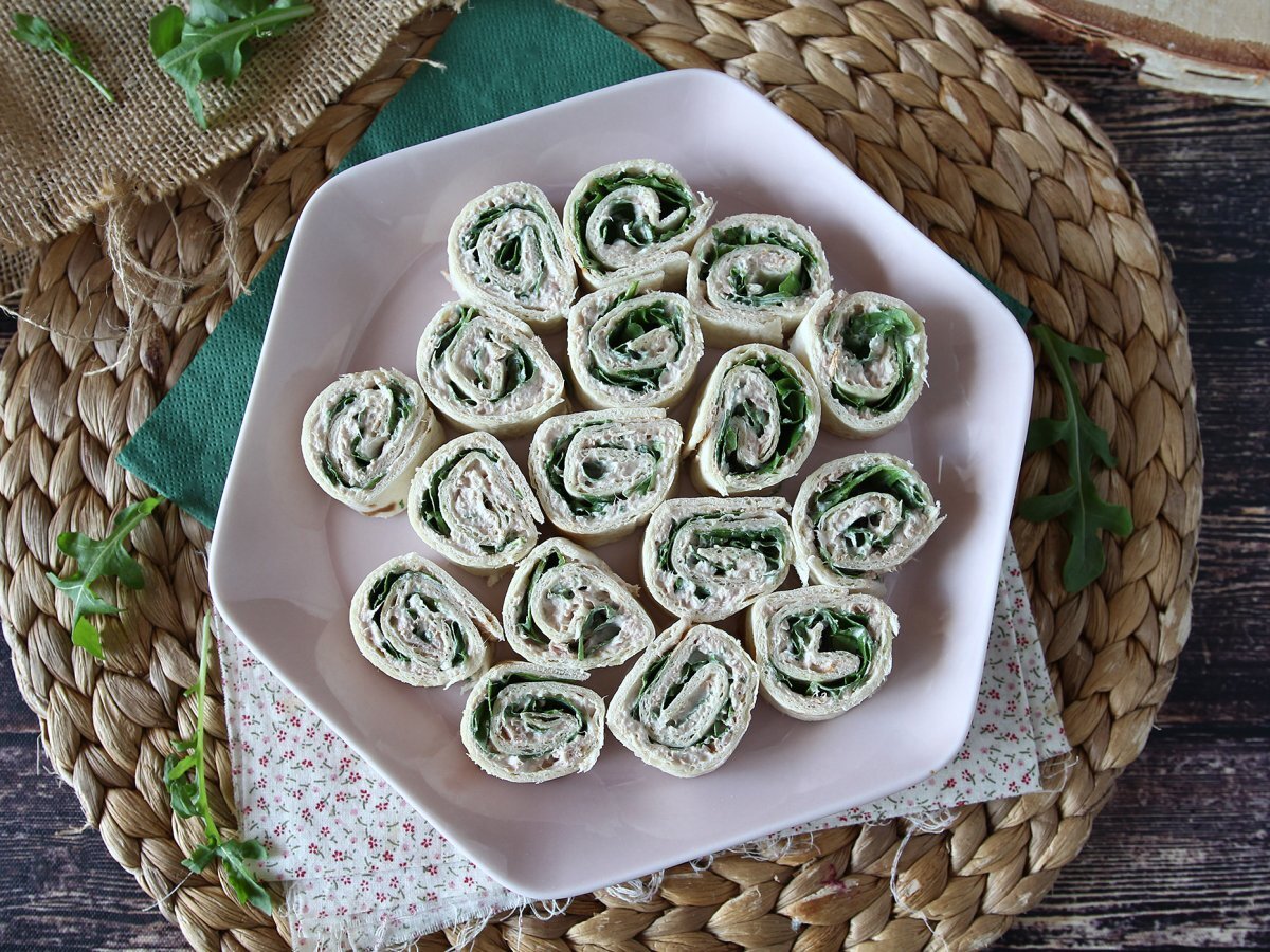 Rotolini di piadina con tonno, philadelphia e rucola - foto 4