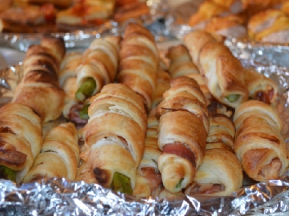 Rotolini di sfoglia con asparagi e speck
