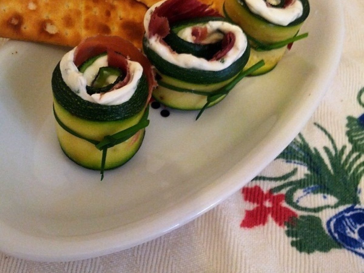 Rotolini di zucchine con crudo e robiola