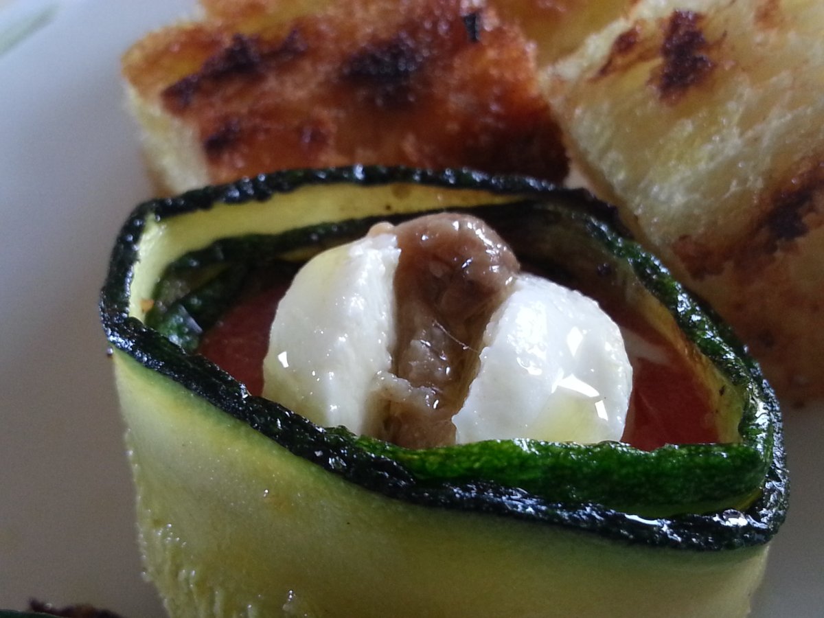 Rotolini di zucchine e acciughe