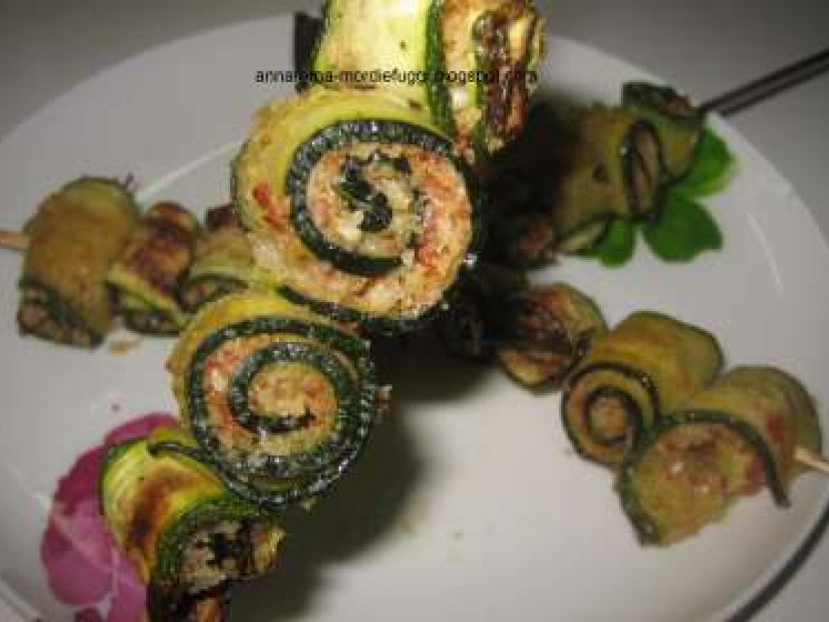 ROTOLINI DI ZUCCHINE IN SPIEDINO