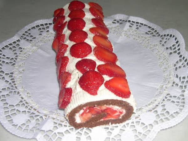 Rotolo al cioccolato farcito di panna e fragole