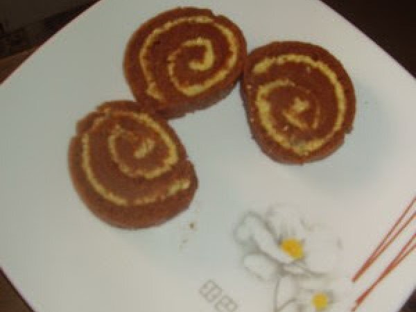 Rotolo bicolore di pan di spagna farcito al cioccolato, foto 2