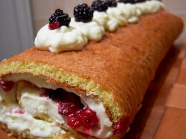 Rotolo con Chantilly al limone, frutti di bosco e cioccolato bianco