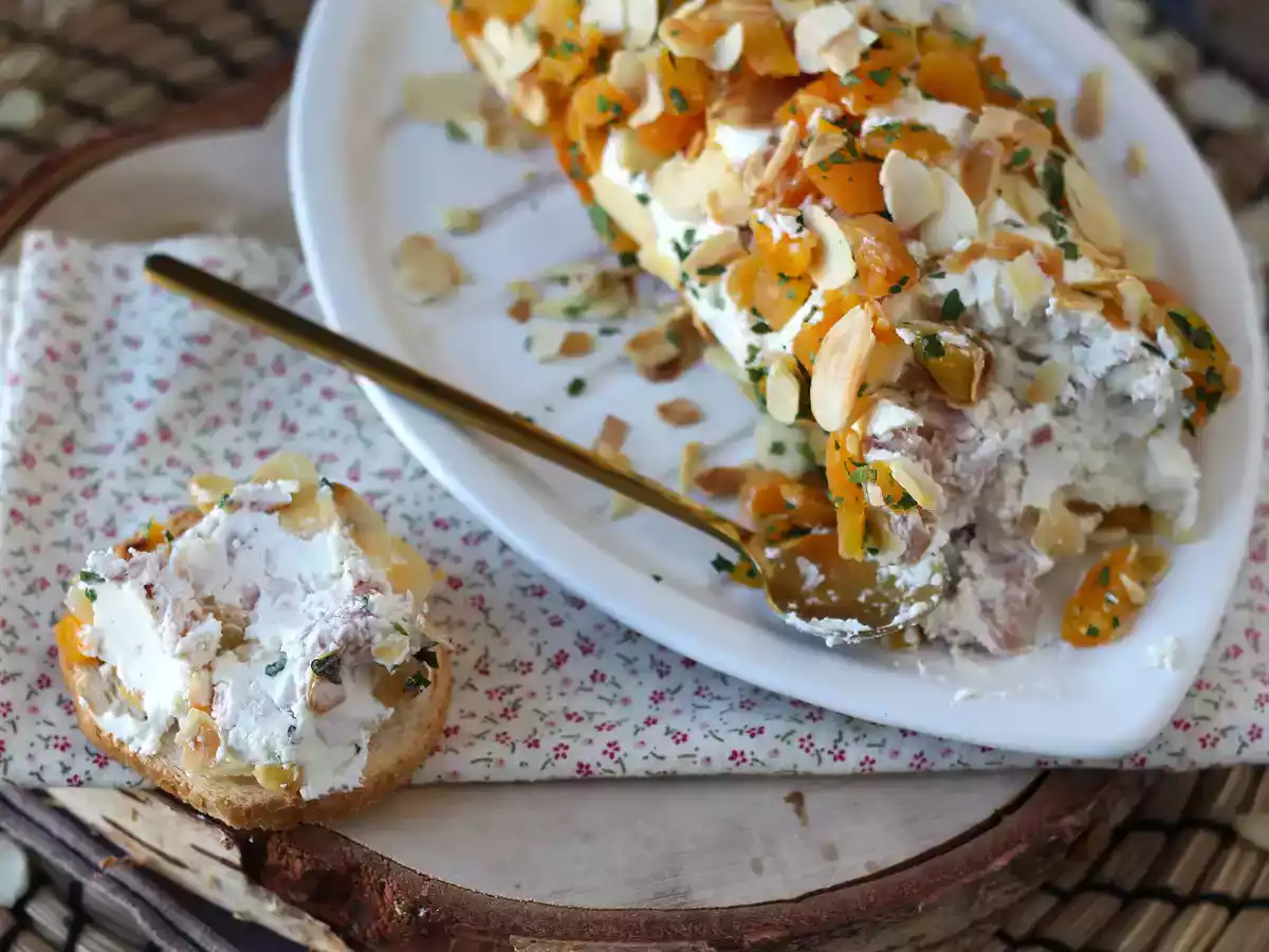 Rotolo con philadelphia, prosciutto crudo, albicocche secche e mandorle - foto 2