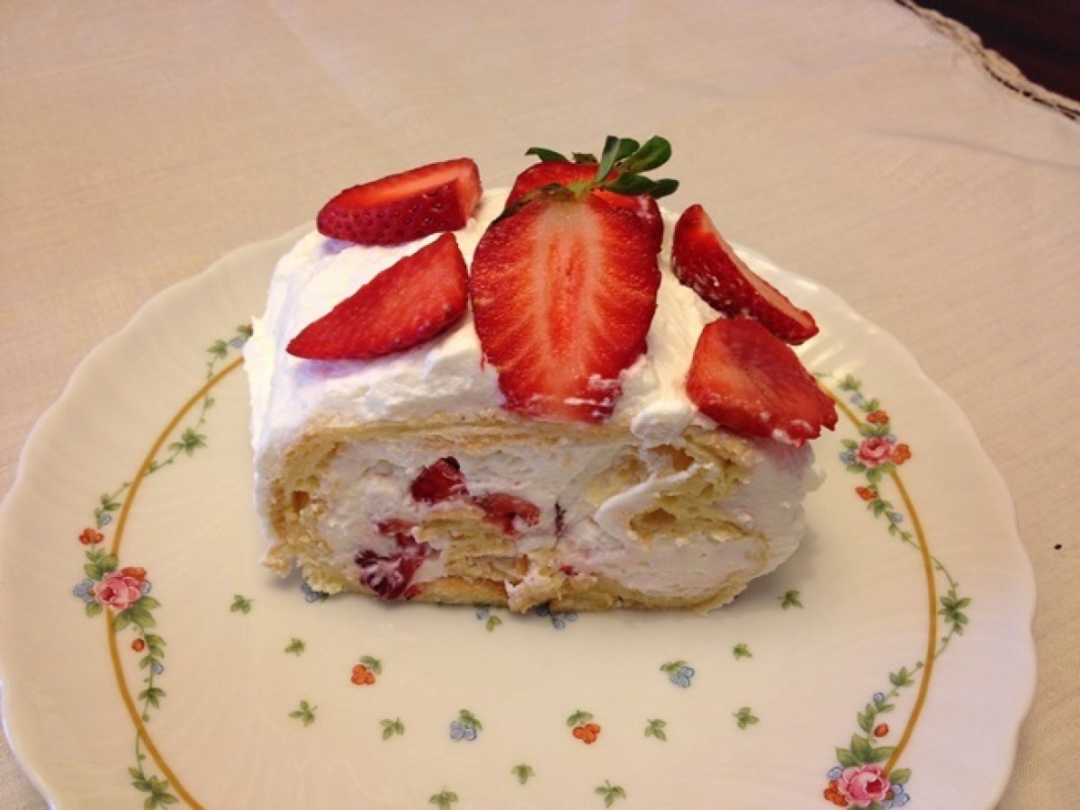 Rotolo di bigne con panna e fragole