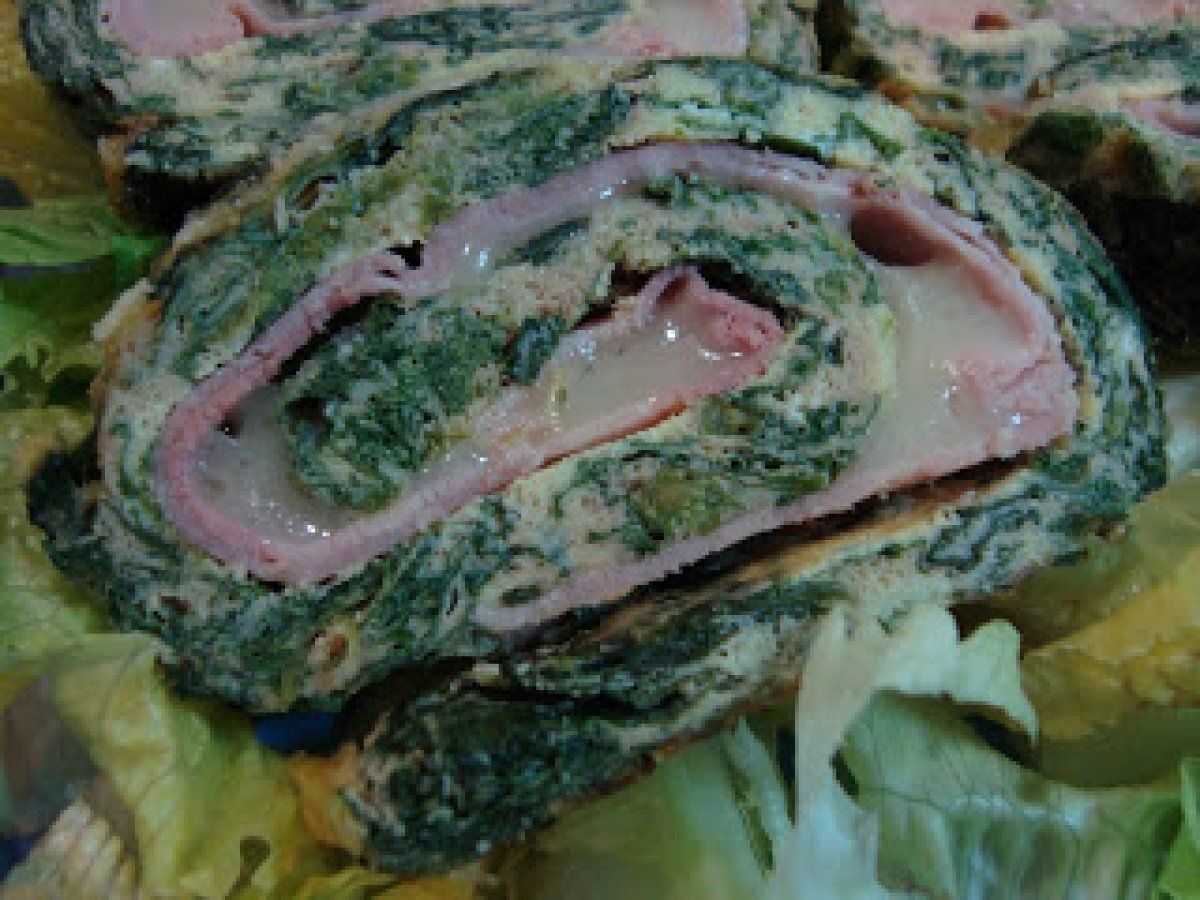 Rotolo di frittata agli spinaci con prosciutto e provola