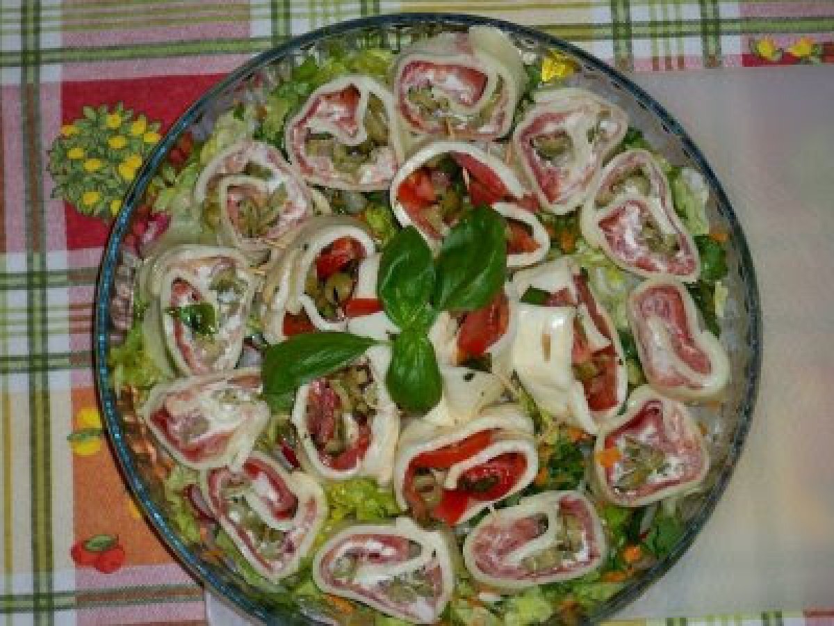 Rotolo di mozzarella con pomodori