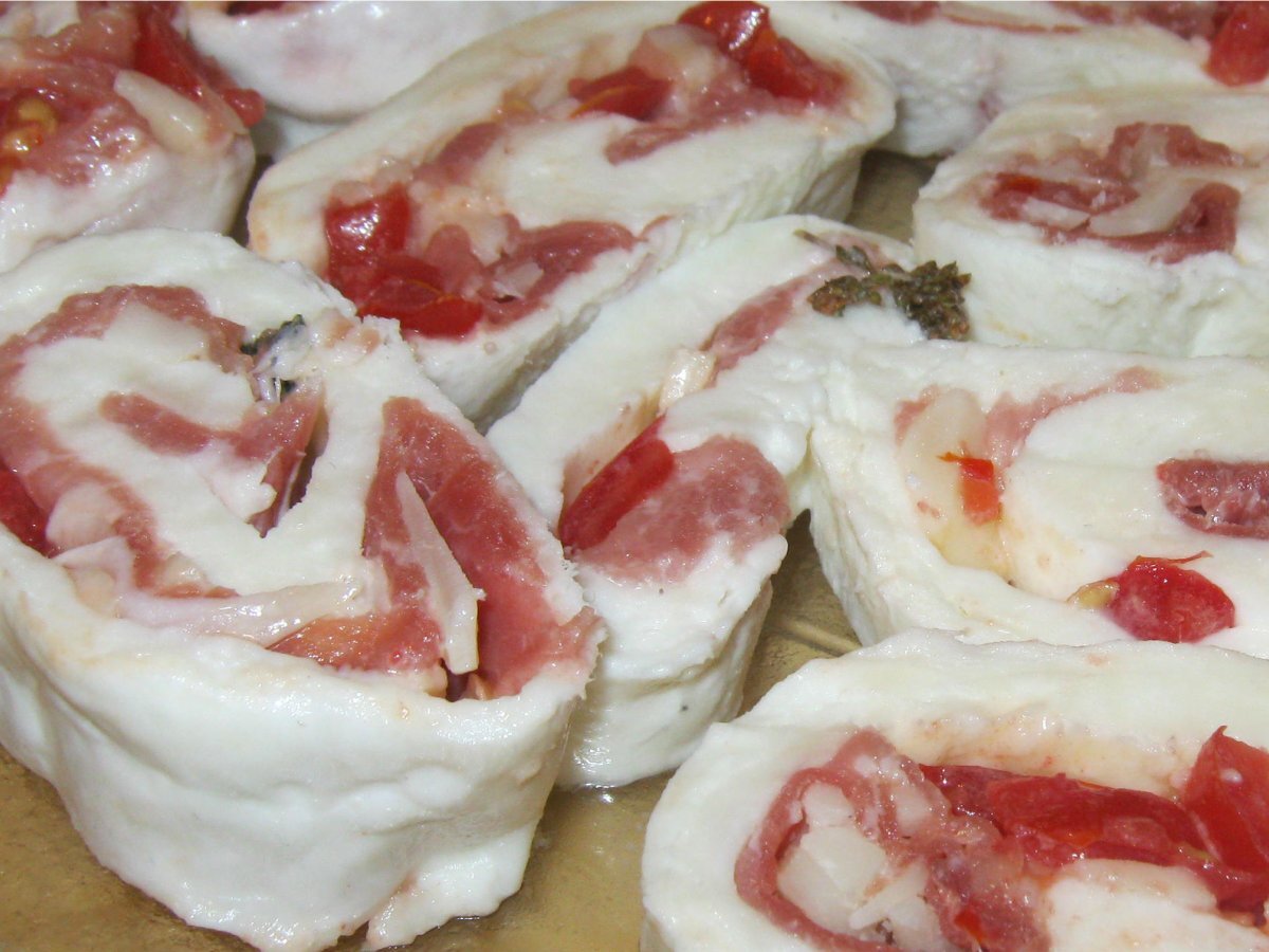 Rotolo di mozzarella con prosciutto crudo