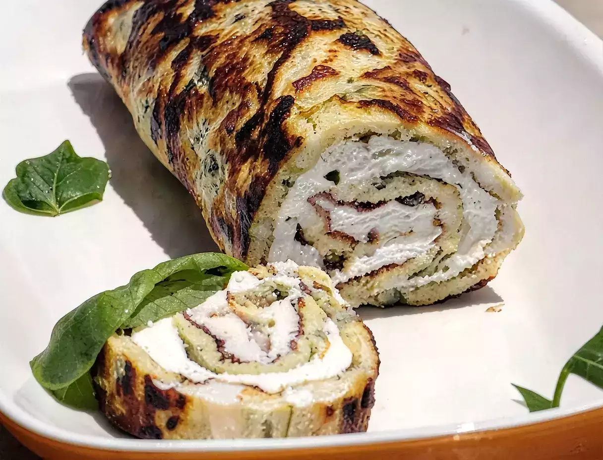 Rotolo di omelette al pesto farcito di caprino