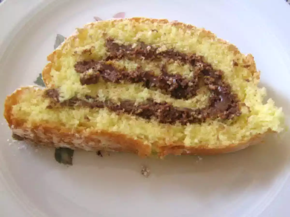 Rotolo di pan di spagna con la nutella