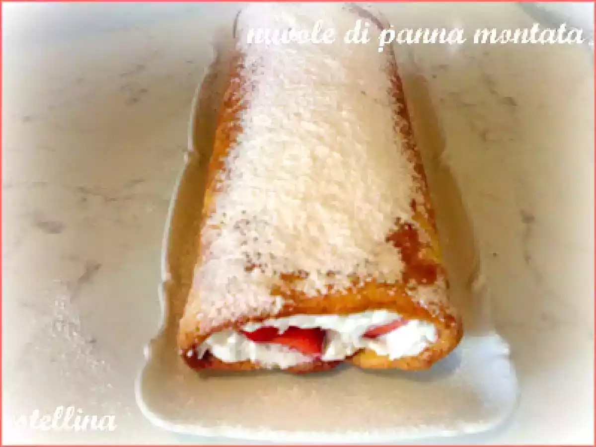 Rotolo di pan di spagna con panna e fragole