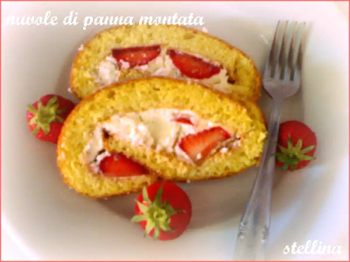 Rotolo di pan di spagna con panna e fragole - foto 2