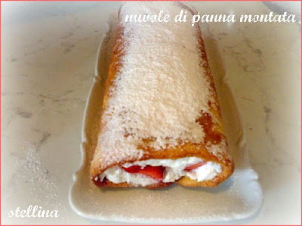 Rotolo di pan di spagna con panna e fragole