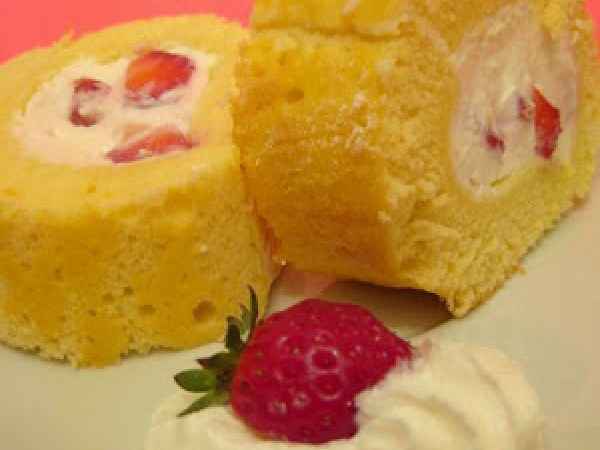 Rotolo di pasta biscotto con ricotta e fragole, foto 3