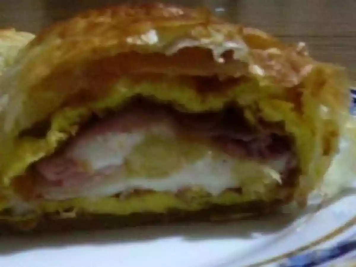 Rotolo di pasta sfoglia con frittata.