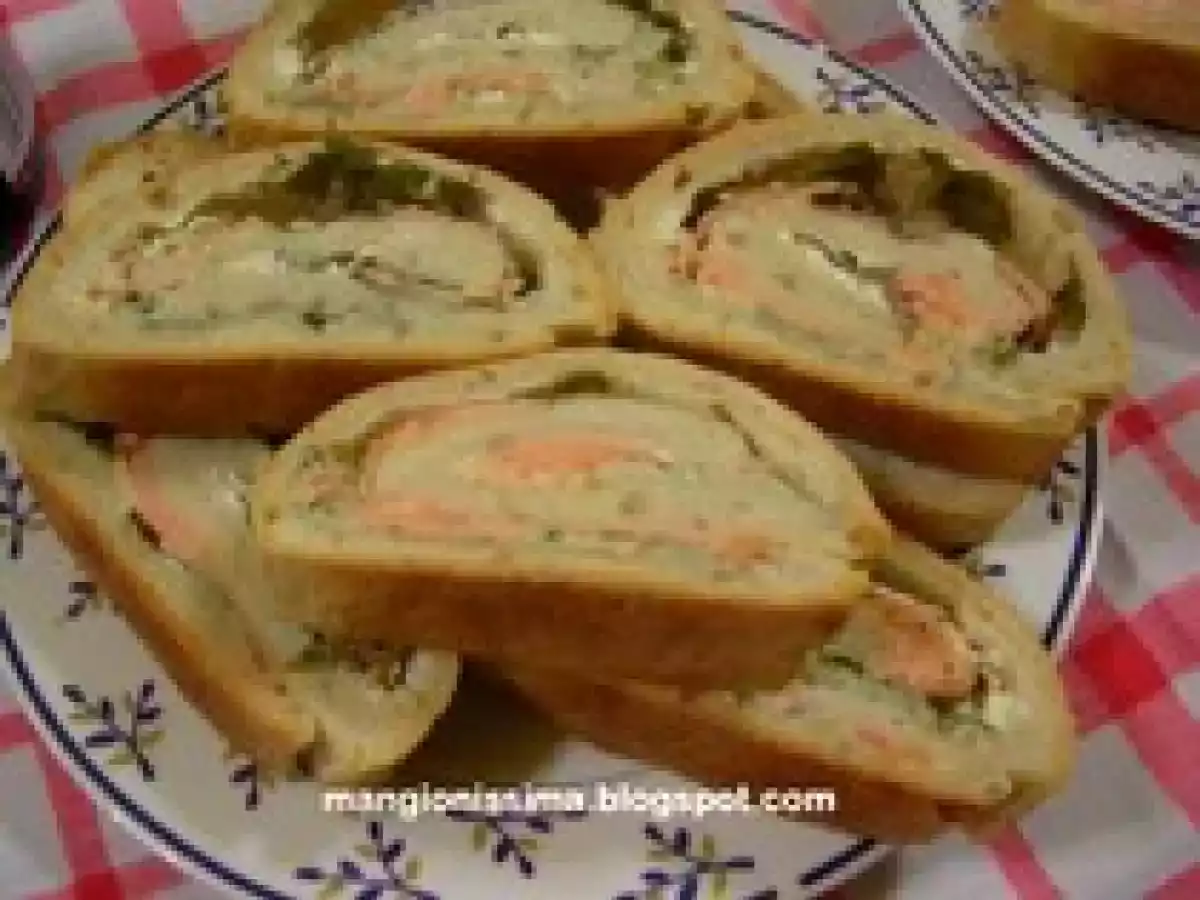 Rotolo di pizza al salmone affumicato