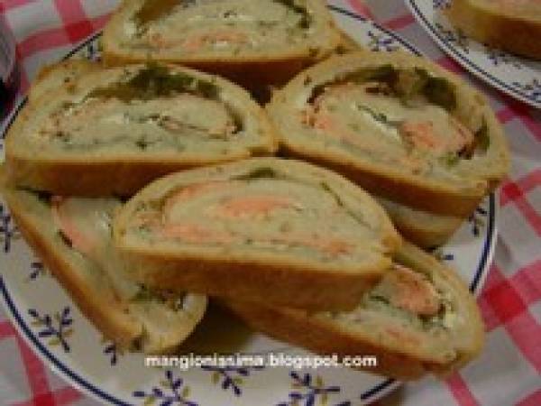 Rotolo di pizza al salmone affumicato